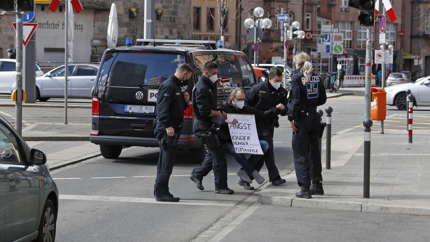 Florian Henigs Blockade der Bahnhofstraße ist rasch beendet.