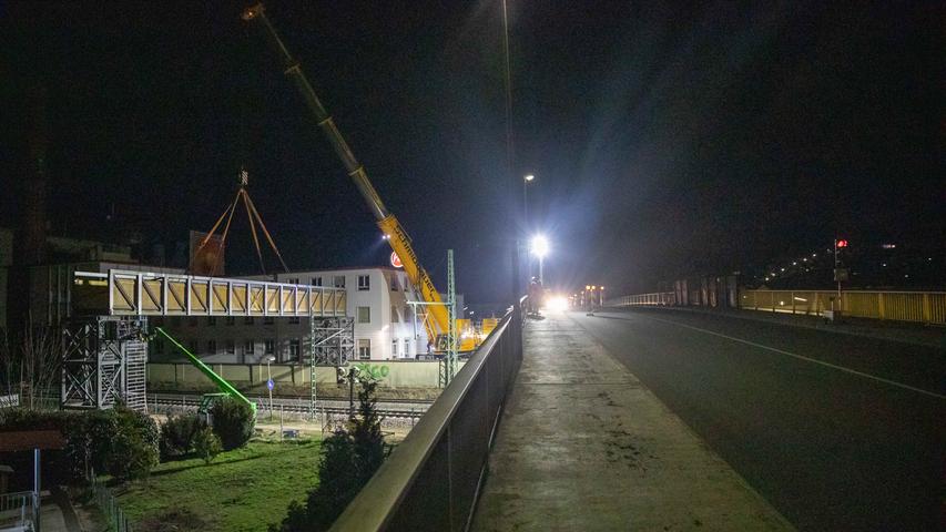 Nacht-Aktion: Tonnenschwere Brücke schwebt in Forchheim ein