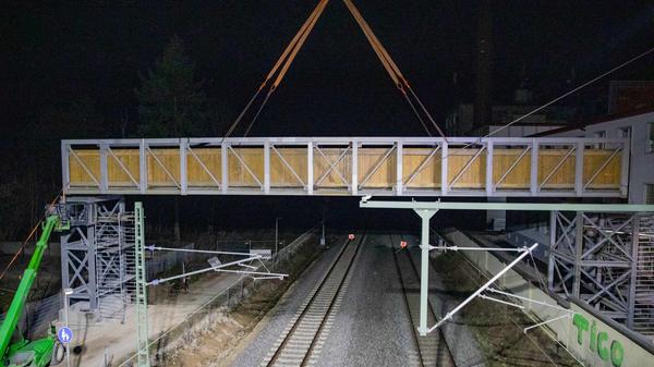 Über Nacht eingeschwebt: Behelfsbrücke über den Gleisen in Forchheim