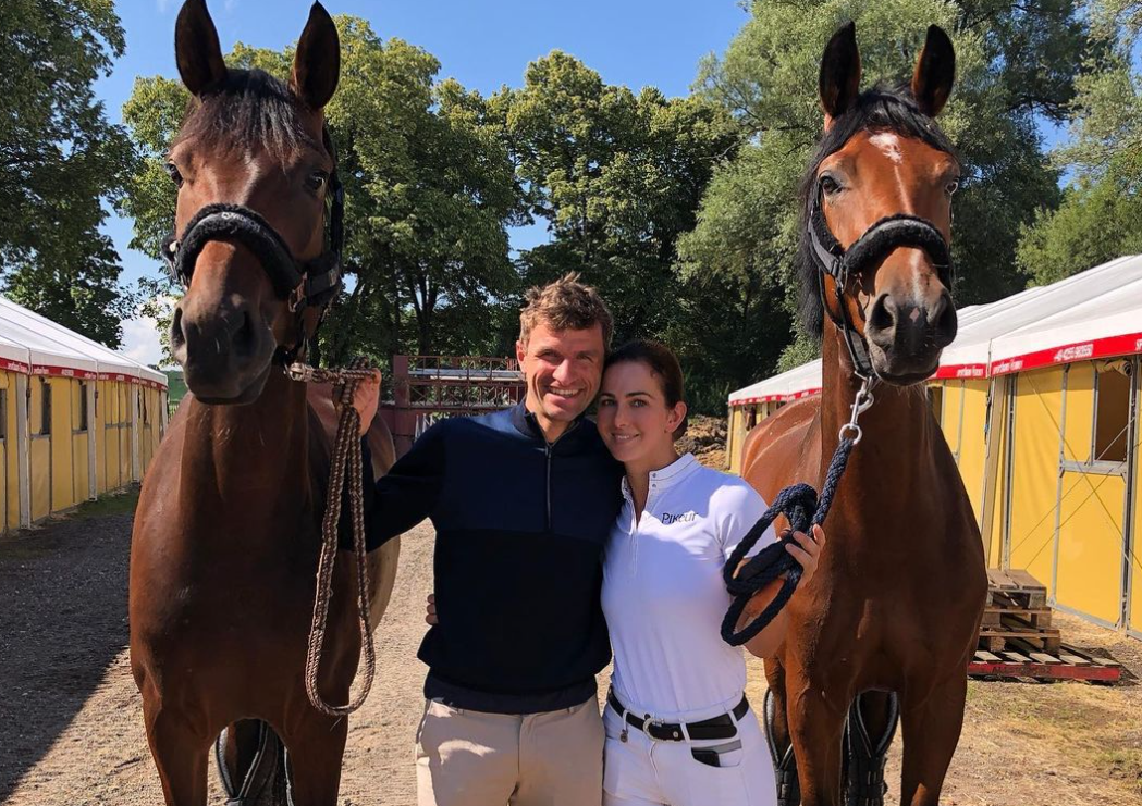 Frau Von Bayern Star Thomas Muller Reitet Nun Ein Nurnberger Pokal Pferd Sport Nordbayern