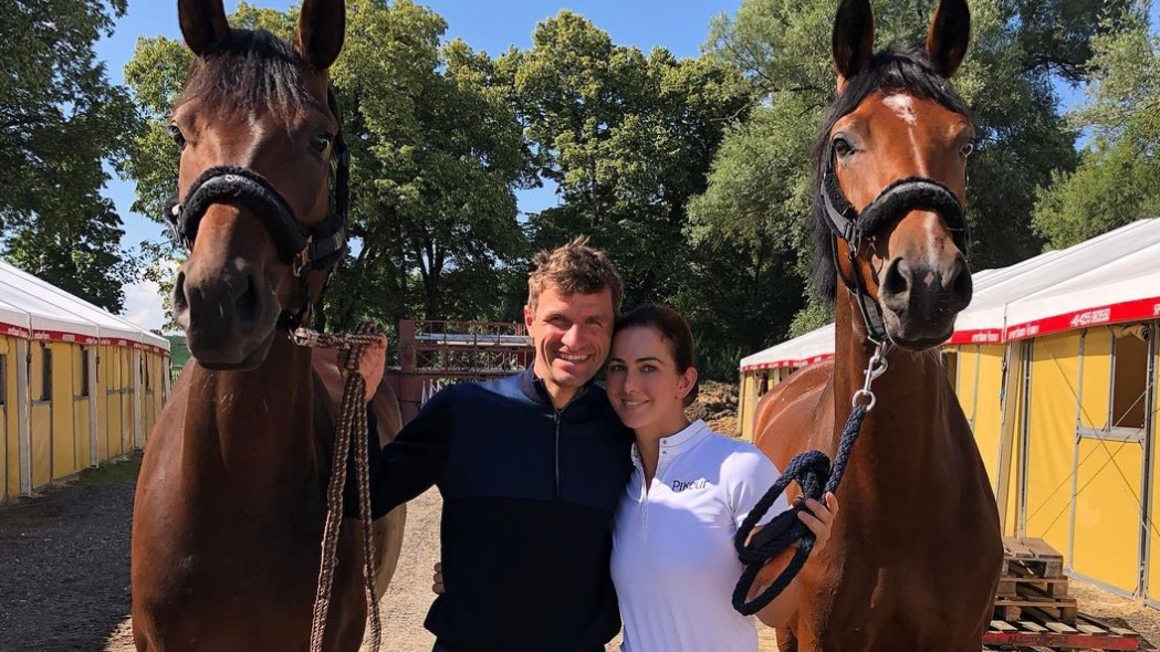 Aus zwei mach drei: Neuzugang im Stall der Müllers. FC-Bayern-Star Thomas Müller und seine Frau Lisa haben sich ein neues Pferd angeschafft.