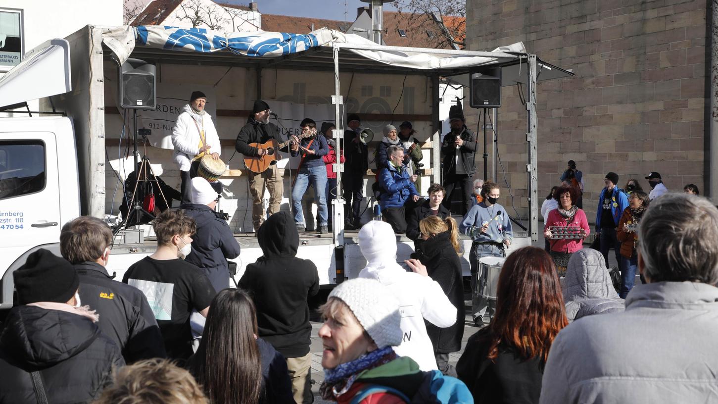 Bis zu 550 Menschen kamen zur "Querdenker"-Demo auf den Kornmarkt. Angemeldet war die Veranstaltung für 850 Leute. 