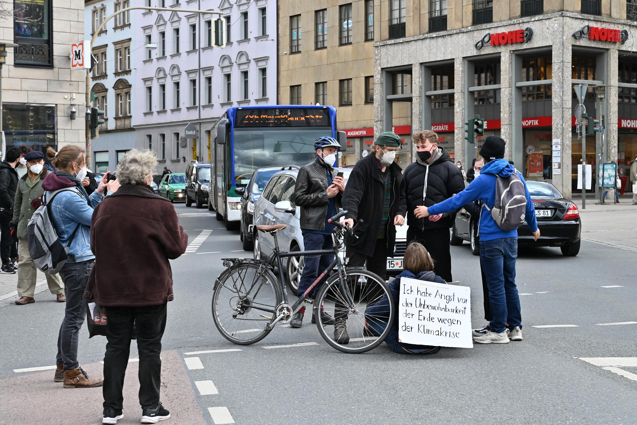 Protest in Erlangen: Umweltaktivist setzt sich auf Straße - Erlangen