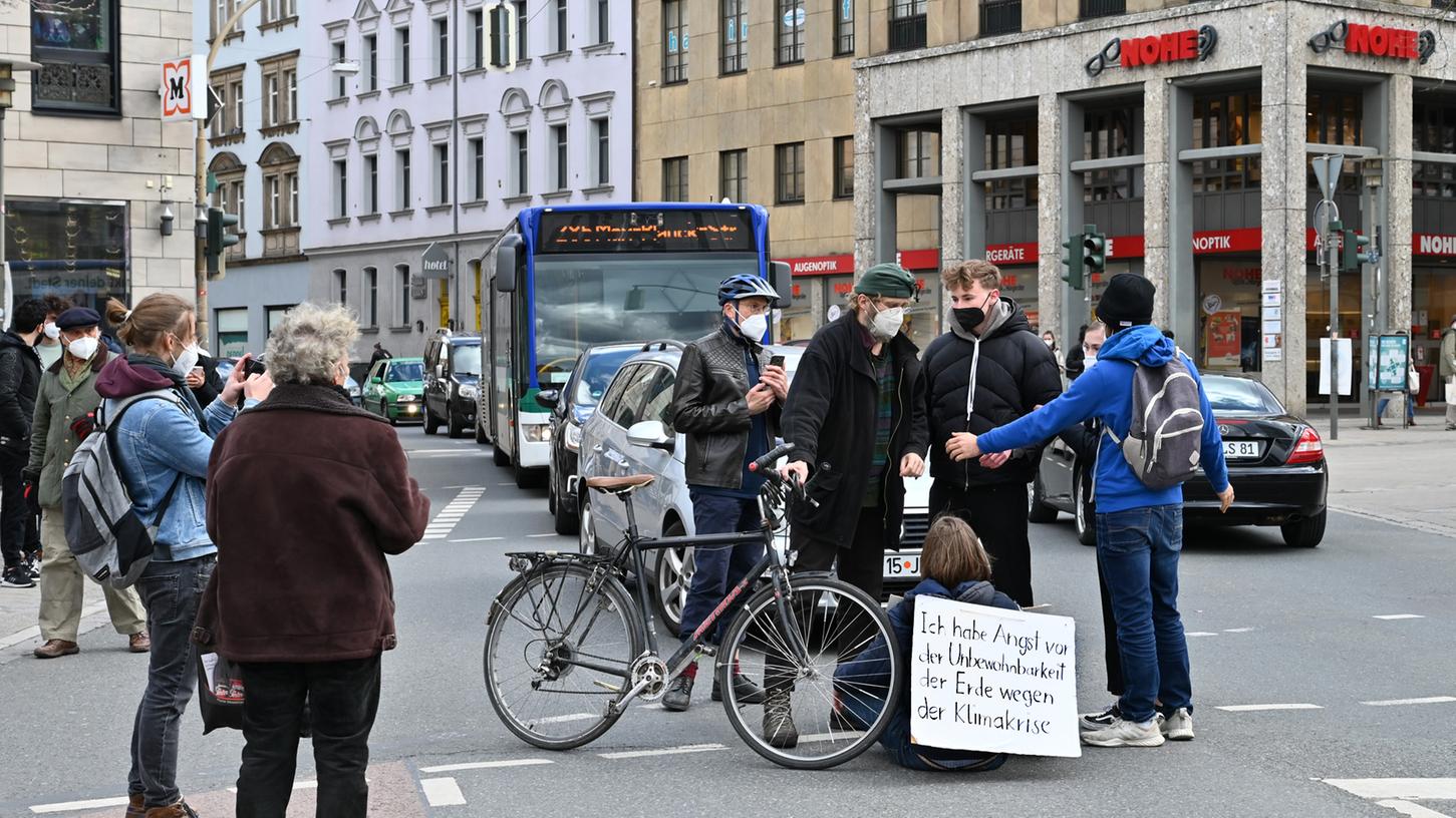 In Erlangen blockierte ein Aktivist eine Straße, um gegen die Klimapolitik zu demonstrieren.