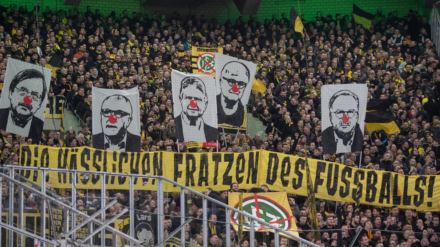 Die Kurven der Republik machen gegen die Kommerzialisierung des Fußballs mobil - und überschreiten dabei nach eigener Auskunft bewusst Grenzen, damit ihre Anliegen wahrgenommen werden. Die Kurven der Republik machen gegen die Kommerzialisierung des Fußballs mobil - und überschreiten dabei nach eigener Auskunft bewusst Grenzen, damit ihre Anliegen wahrgenommen werden.