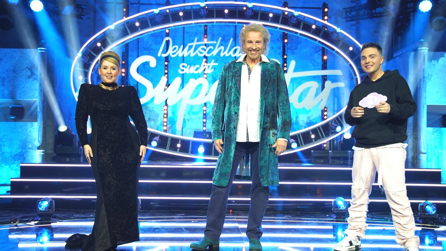 Gottschalk nimmt in den diesjährigen Final-Shows den Platz von Chef-Juror Dieter Bohlen ein, der seine Teilnahme abgesagt hatte.
Gottschalk nimmt in den diesjährigen Final-Shows den Platz von Chef-Juror Dieter Bohlen ein, der seine Teilnahme abgesagt hatte.