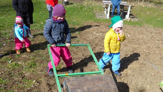 Kleine Gärtner, große Walze: In Möhren machten sich Familien aus dem Gartenbauverein bereits ans Anlegen der neuen Blühwiesen.
Kleine Gärtner, große Walze: In Möhren machten sich Familien aus dem Gartenbauverein bereits ans Anlegen der neuen Blühwiesen.