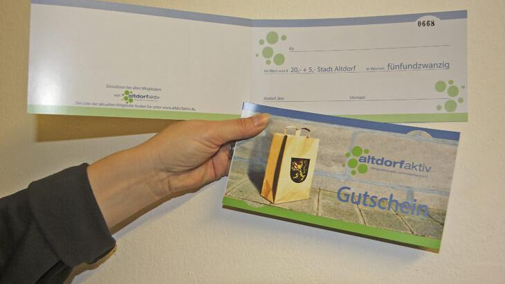 Die Altdorfer Gutscheine sind fertig. Auf den Wert von 20 Euro gibt es jeweils fünf Euro von der Stadt, die damit den örtlichen Einzelhandel unterstützen will. Die Altdorfer Gutscheine sind fertig. Auf den Wert von 20 Euro gibt es jeweils fünf Euro von der Stadt, die damit den örtlichen Einzelhandel unterstützen will.