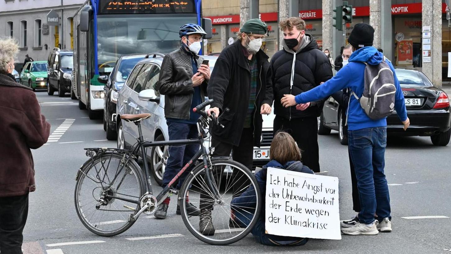 Protest gegen Klimapolitik: Mann blockierte Straße in Erlangen