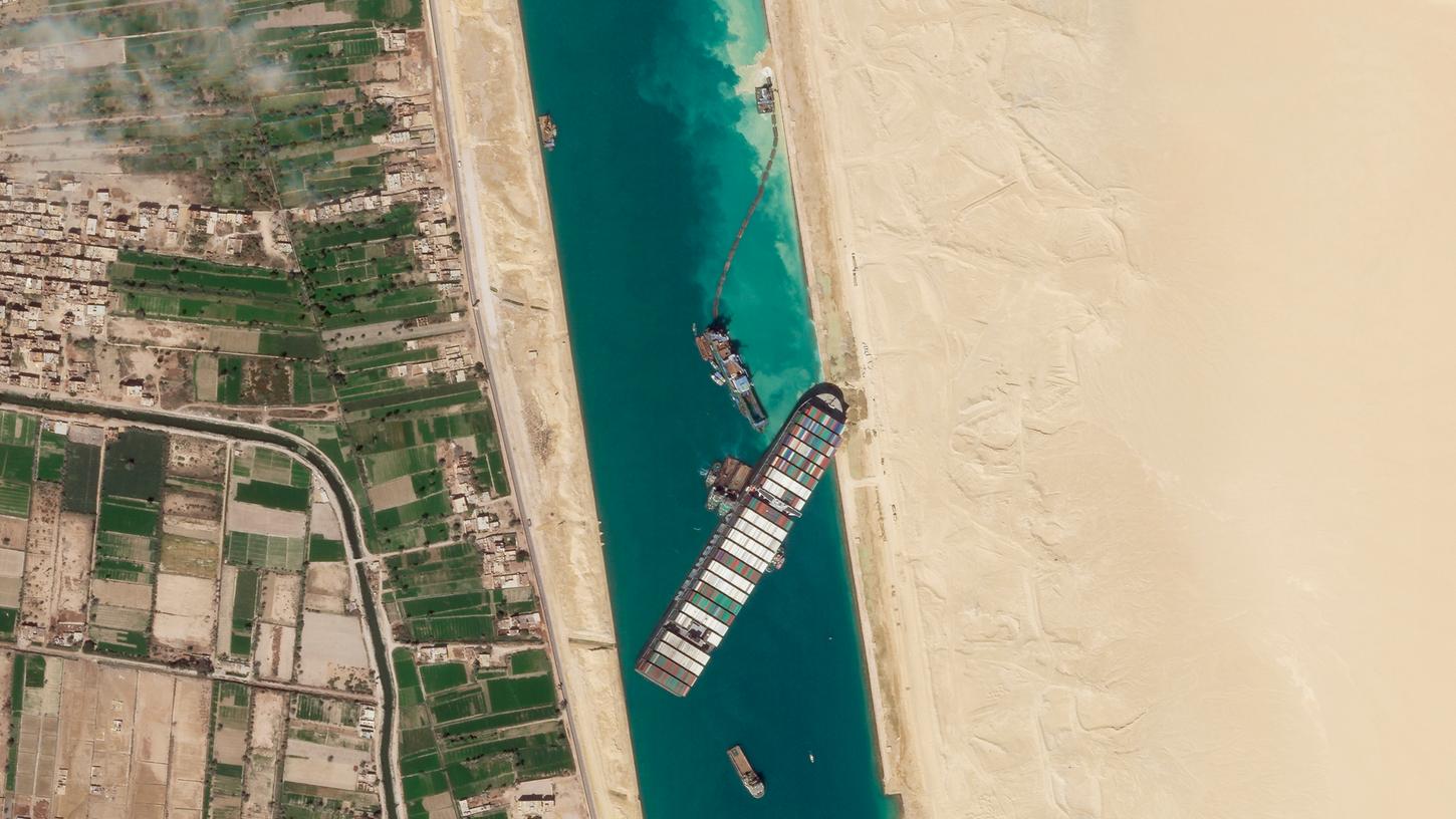 Seit fast einer Woche stauen sich Schiffe aus aller Welt wegen der quergestellten "Ever Given" im Suezkanal