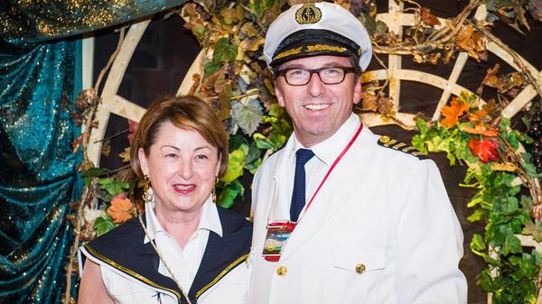 Zum Teil über viele Jahre hinweg hatten 79 Abgeordnete des bayerischen Landtags, davon 56 von der CSU, eine Regelungslücke genutzt, um Ehepartner und sonstige Verwandte auf Staatskosten als Mitarbeiter zu beschäftigen. 16 Abgeordnete schlossen noch rasch Arbeitsverträge ab, bevor ab 2000 ein Beschäftigungsverbot beschlossen wurde -- allerdings als Übergangsregelung. Als 2013 das ganze Ausmaß der Selbstbedienung publik wurde, stand vor allem der CSU-Frakionsvorsitzende Georg Schmid (hier mit seiner Frau Getrud beim Frankenfasching in Veitshöchheim) im Kreuzfeuer der Kritik. Der gelernte Jurist hatte seine Frau seit 1991 als Scheinselbstständige beschäftigt und offenbar rund 340000 Euro allein an Sozialversicherungsbeiträgen hinterzogen. Schmid wurde zu einer 16-monatigen Haftstrafe auf Bewährung und zur Zahlung einer Geldstrafe von 120000 Euro veurteilt. Seine politische Karriere war damit beendet, seine Pensionsansprüche durfte er behalten.