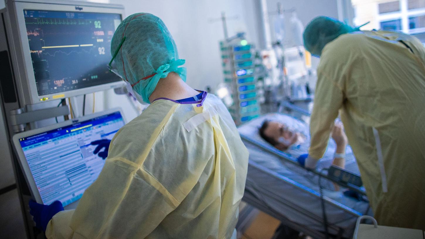 Die Behandlung und Betreuung von Covid-Patienten bringt und brachte Pflege- und medizinisches Personal oftmals ans Limit.
Die Behandlung und Betreuung von Covid-Patienten bringt und brachte Pflege- und medizinisches Personal oftmals ans Limit.