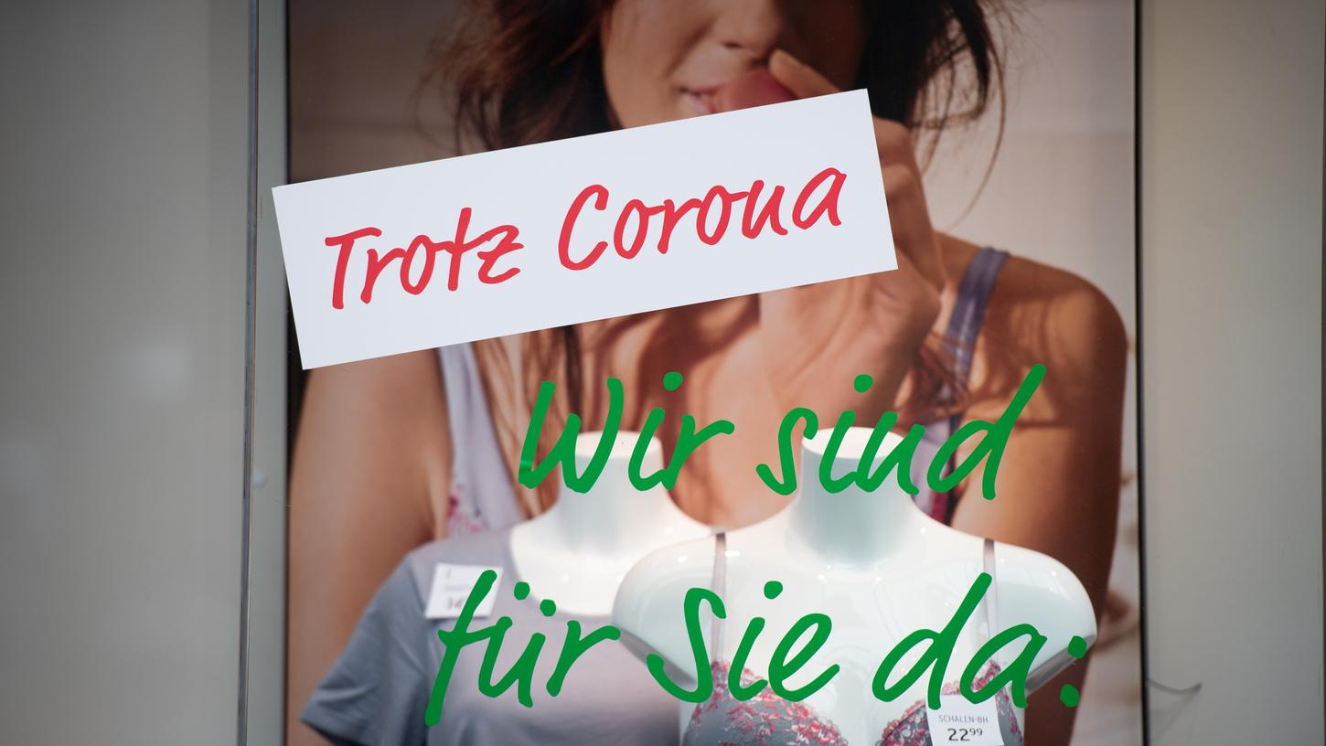 Der Schriftzug ·"Trotz Corona - Wir sind für Sie da·" ist im Schaufenster eines Geschäfts in der Hamburger Innenstadt zu sehen. Viele Bundesländern handhaben den beschlossenen Lockdown unterschiedlich, daran entzündet sich Streit.