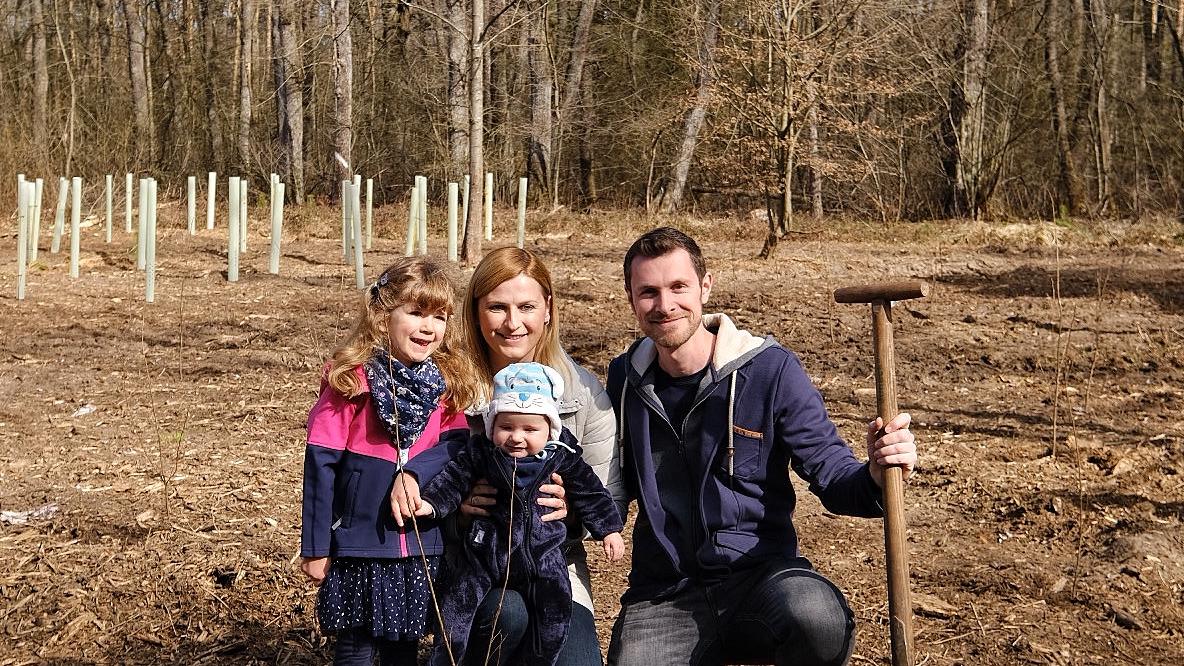 "Pro Baby ein Baum": Die Stadt Nürnberg pflanzt für jedes Baby in Nürnberg einen Baum. Auch für Lukas Scholl, hier zusammen mit Schwester Luisa, Mama Magdalena und Papa Christian.
