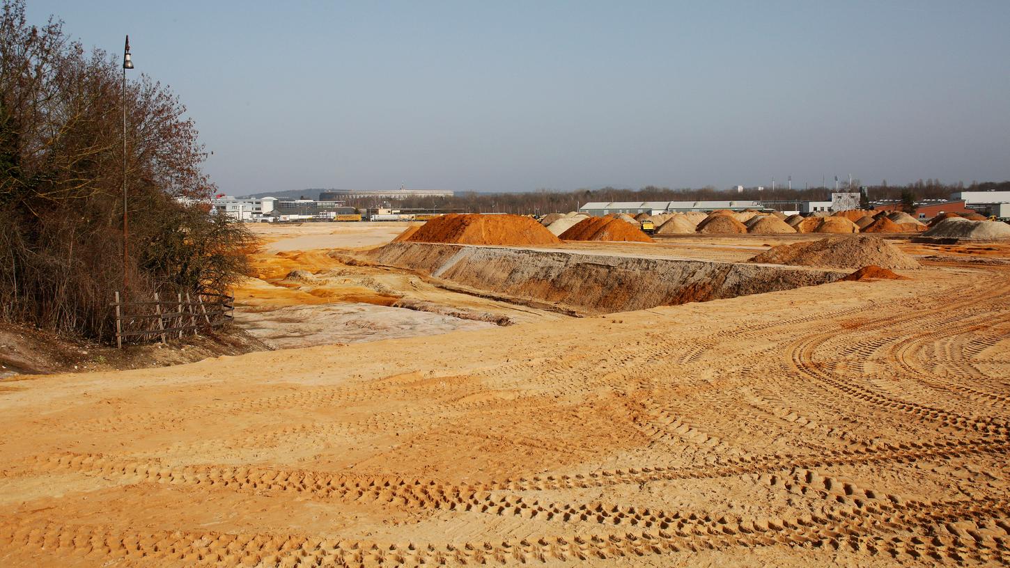 Vom geplanten Stadtviertel an der Brunecker Straße im Nürnberger Süden sind vorerst hauptsächlich Spuren von Baufahrzeugen im Sand zu sehen.