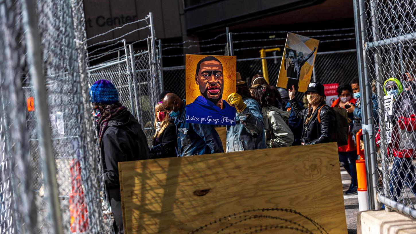 Rund ein Jahr nach der Tötung des Afroamerikaners George Floyd beginnt das Hauptverfahren im Prozess gegen den Hauptangeklagten Derek Chauvin.
Rund ein Jahr nach der Tötung des Afroamerikaners George Floyd beginnt das Hauptverfahren im Prozess gegen den Hauptangeklagten Derek Chauvin.