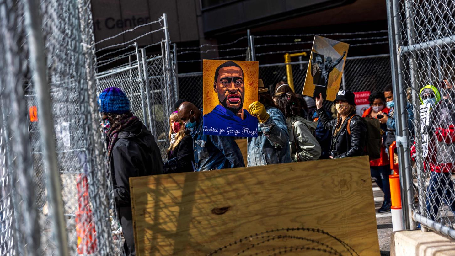 Rund ein Jahr nach der Tötung des Afroamerikaners George Floyd beginnt das Hauptverfahren im Prozess gegen den Hauptangeklagten Derek Chauvin.