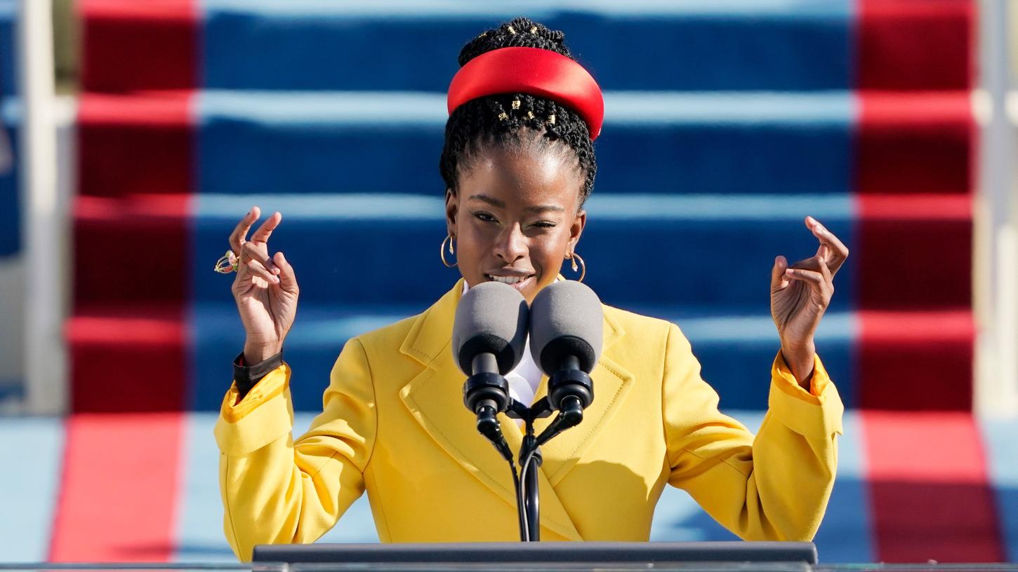 Die amerikanische Dichterin Amanda Gorman liest ein Gedicht vor während der 59. Amtseinführung des Präsidenten im US-Kapitol. Mit ihrem Vortrag bei der Amtseinführung hatte die junge Afroamerikanerin weltweit für Aufsehen gesorgt.
Die amerikanische Dichterin Amanda Gorman liest ein Gedicht vor während der 59. Amtseinführung des Präsidenten im US-Kapitol. Mit ihrem Vortrag bei der Amtseinführung hatte die junge Afroamerikanerin weltweit für Aufsehen gesorgt.
