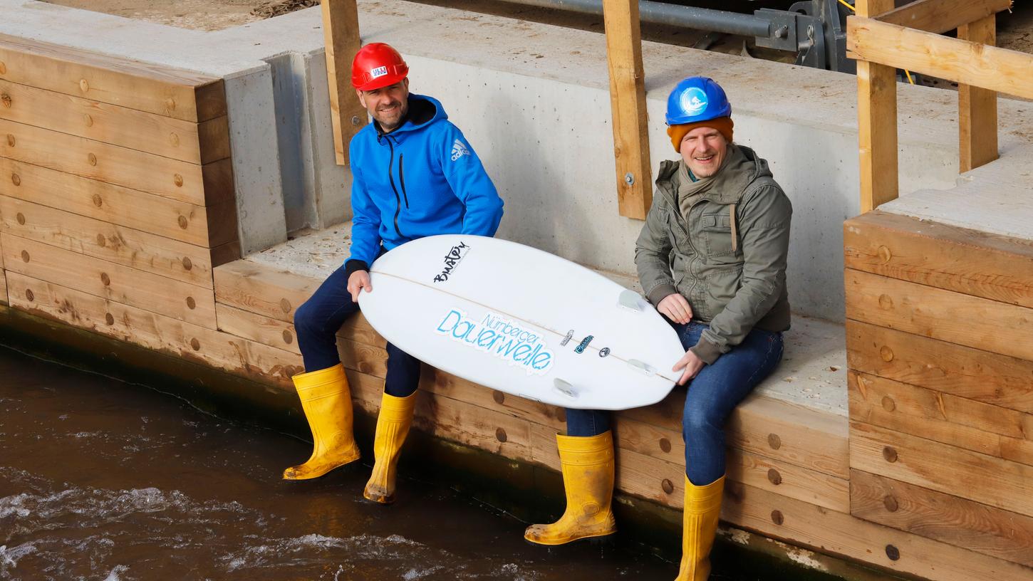 Thorsten Keck (rechts) und Joachim Buff vom Verein Nürnberger Dauerwelle haben es sich schon einmal am künftigen Zugang zur acht Meter breiten Welle bequem gemacht. Sie können kaum erwarten, dass sie bald selbst auf der künstlich erzeugten Welle stehen werden. Thorsten Keck (rechts) und Joachim Buff vom Verein Nürnberger Dauerwelle haben es sich schon einmal am künftigen Zugang zur acht Meter breiten Welle bequem gemacht. Sie können kaum erwarten, dass sie bald selbst auf der künstlich erzeugten Welle stehen werden.
