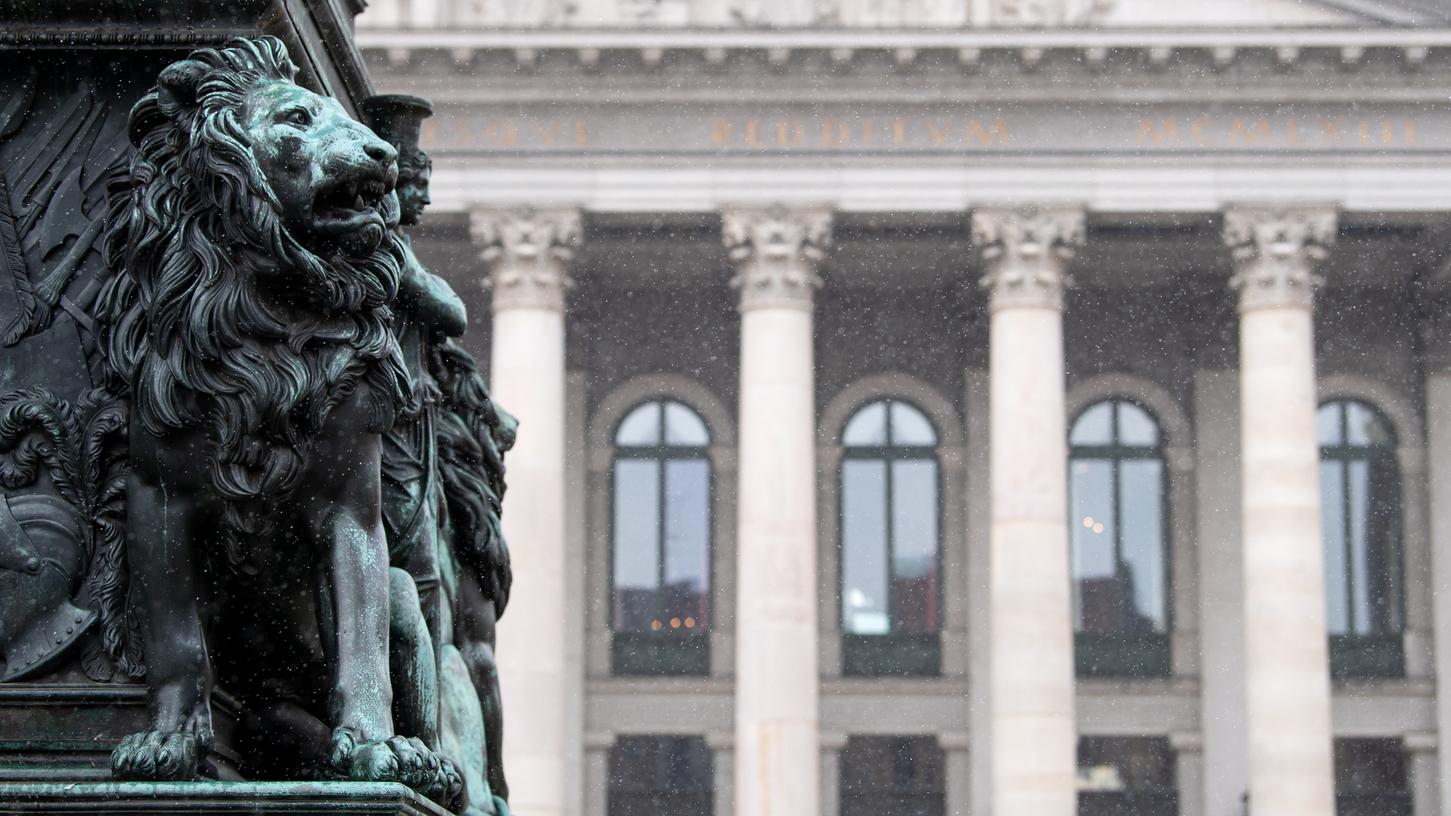 Geht es nach einigen Musikerinnen und Musikern, soll die Bayerische Staatsoper nicht mehr lange geschlossen bleiben. Geht es nach einigen Musikerinnen und Musikern, soll die Bayerische Staatsoper nicht mehr lange geschlossen bleiben.