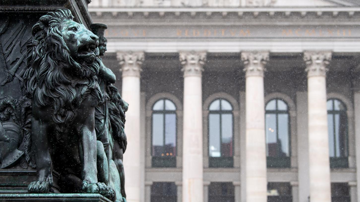 Geht es nach einigen Musikerinnen und Musikern, soll die Bayerische Staatsoper nicht mehr lange geschlossen bleiben.