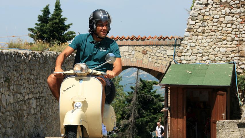 Mit der alten Vespa übers Land - Fußballer Luca Toni bei einer Tour ins Hinterland von Rimini.
