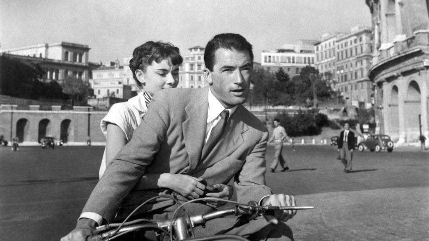Audrey Hepburn und Gregory Peck 1953 auf einer Vespa, die im Kinofilm Ein Herz und eine Kroneeine wichtige Rolle spielt. 