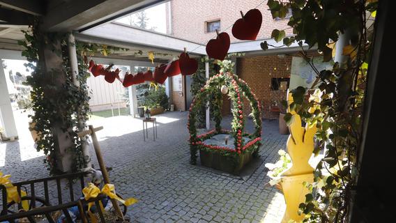 Kontaktlose Schmück-Aktion: Vor der evangelischen Kirche Zum Guten Hirten in Boxdorf kann jedermann bemalte Ostereier an den kleinen Brunnen hängen.