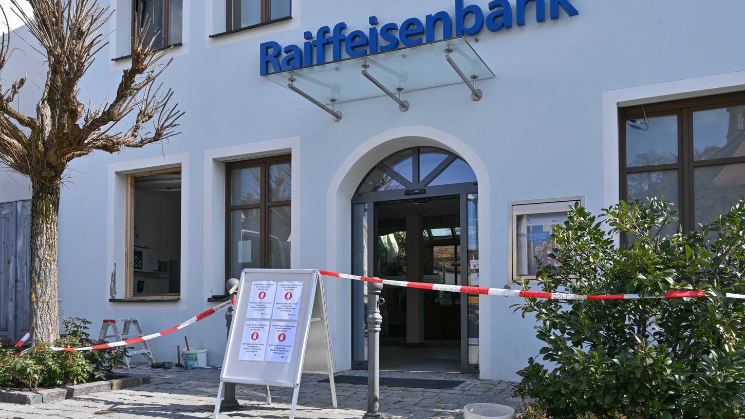 Erst der gesprengte Geldautomat in Allersberg (Bild), nun ein ähnlicher Vorfall in Ettenstatt: Die Polizei bittet um Hinweise.