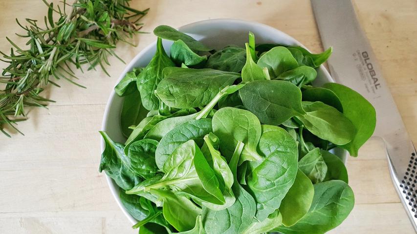 Spinat  ist ein kalorienarmes Gemüse, das reich an den Vitaminen der B-Gruppe sowie Vitamin C ist, außerdem hat er einen hohen Beta-Carotin-Gehalt.