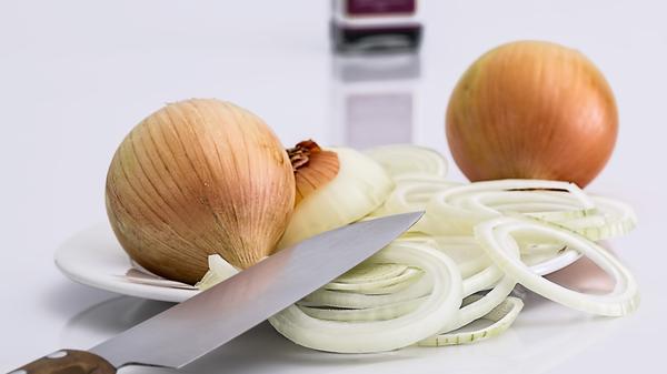 Zwiebeln haben einen hohen Wasseranteil, kaum Fett und somit einen geringen Kaloriengehalt. Sie liefern unterschiedliche Vitamine und Mineralstoffe wie z.B. Vitamine der B-Gruppe, Vitamin C, Kalium und Selen.