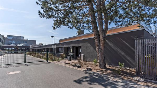In der Schulturnhalle sind bereits die verschiedenen Impfstationen aufgebaut; Planer Daniel Simic und sein Team arbeiten mit Hochdruck an der Fertigstellung des Impfzentrums, das nach Ostern 2021 seine Arbeit aufnehmen soll.