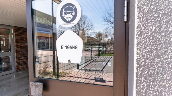 In der Schulturnhalle sind bereits die verschiedenen Impfstationen aufgebaut; Planer Daniel Simic und sein Team arbeiten mit Hochdruck an der Fertigstellung des Impfzentrums, das nach Ostern 2021 seine Arbeit aufnehmen soll.