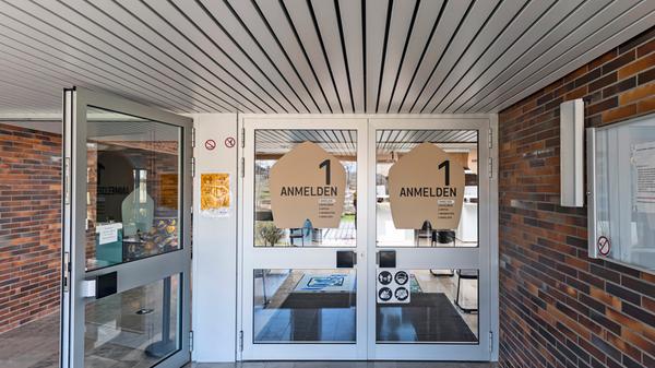 In der Schulturnhalle sind bereits die verschiedenen Impfstationen aufgebaut; Planer Daniel Simic und sein Team arbeiten mit Hochdruck an der Fertigstellung des Impfzentrums, das nach Ostern 2021 seine Arbeit aufnehmen soll.