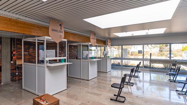 In der Schulturnhalle sind bereits die verschiedenen Impfstationen aufgebaut; Planer Daniel Simic und sein Team arbeiten mit Hochdruck an der Fertigstellung des Impfzentrums, das nach Ostern 2021 seine Arbeit aufnehmen soll.