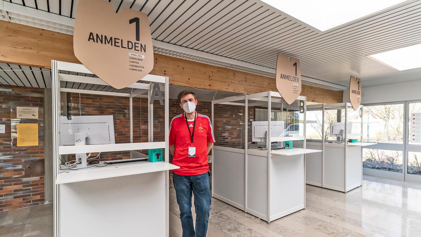 In der Schulturnhalle sind bereits die verschiedenen Impfstationen aufgebaut; Planer Daniel Simic und sein Team arbeiten mit Hochdruck an der Fertigstellung des Impfzentrums, das nach Ostern 2021 seine Arbeit aufnehmen soll. In der Schulturnhalle sind bereits die verschiedenen Impfstationen aufgebaut; Planer Daniel Simic und sein Team arbeiten mit Hochdruck an der Fertigstellung des Impfzentrums, das nach Ostern 2021 seine Arbeit aufnehmen soll.