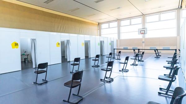 In der Schulturnhalle sind bereits die verschiedenen Impfstationen aufgebaut; Planer Daniel Simic und sein Team arbeiten mit Hochdruck an der Fertigstellung des Impfzentrums, das nach Ostern 2021 seine Arbeit aufnehmen soll.