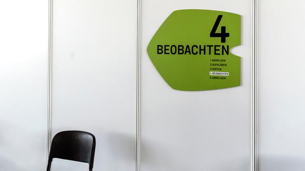 In der Schulturnhalle sind bereits die verschiedenen Impfstationen aufgebaut; Planer Daniel Simic und sein Team arbeiten mit Hochdruck an der Fertigstellung des Impfzentrums, das nach Ostern 2021 seine Arbeit aufnehmen soll. Im Raum "Beobachtung" stehen die Geimpften nach der Impfung noch eine Weile unter ärztlicher Aufsicht, um unerwünschte Nebenwirkungen auszuschließen.