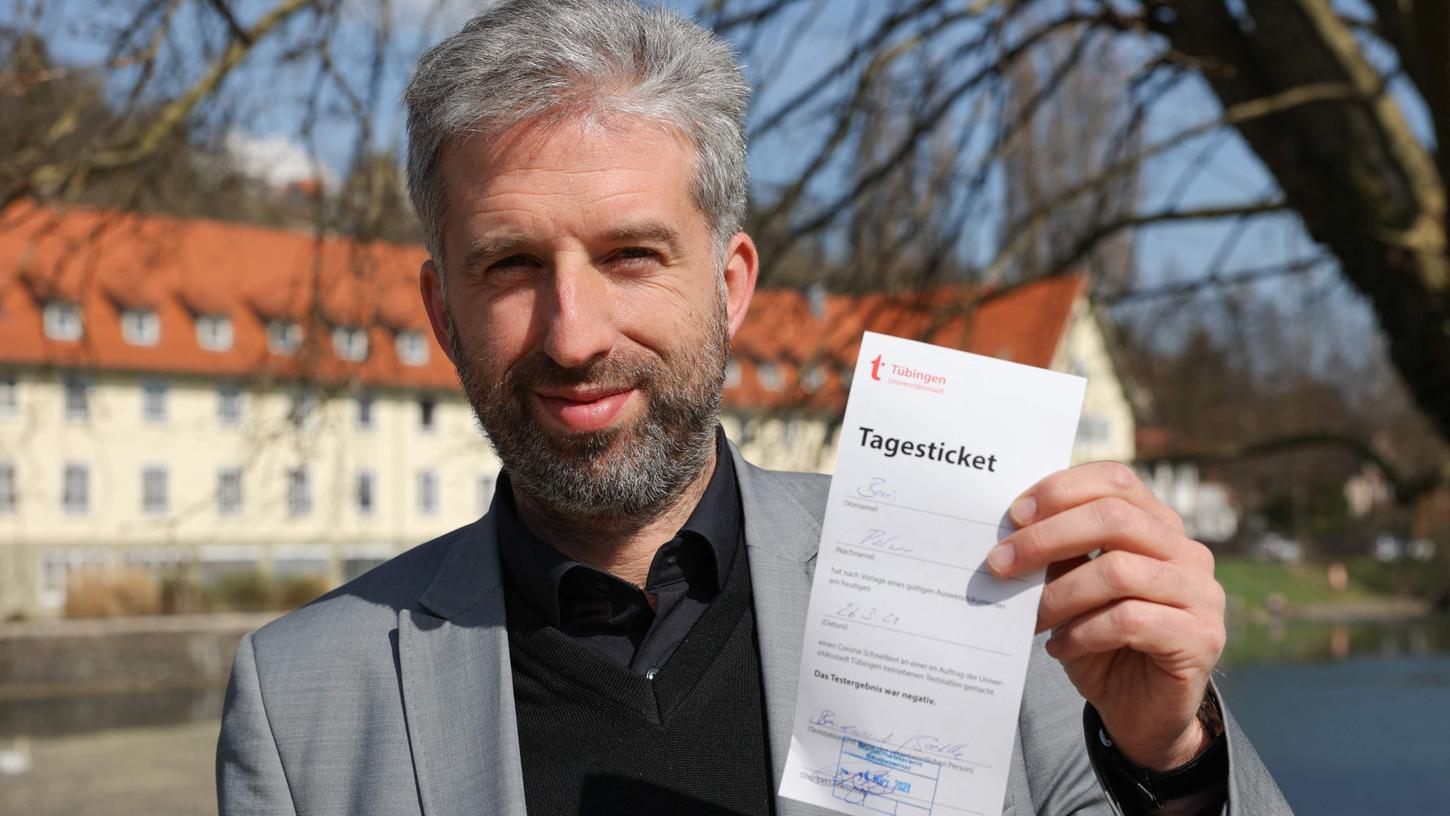 So sieht die "Eintrittskarte" zum Einkaufen und für Kneipenbesuche in Tübingen aus: Boris Palmer mit einem Tagesticket, das man nach einem negativen Corona-Schnelltest erhält.