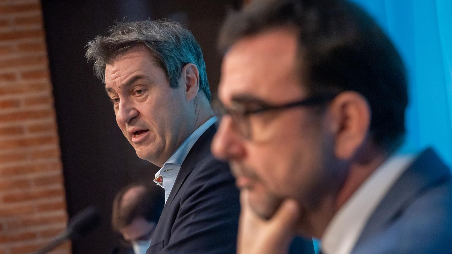 Ministerpräsident Markus Söder (l, CSU) und Klaus Holetschek (r, CSU), Staatsminister für Gesundheit und Pflege, nach dem Bayerischen Corona-Impfgipfel bei der anschließenden Pressekonferenz.