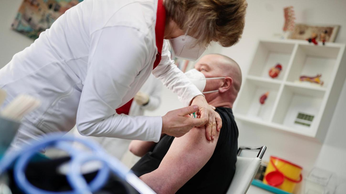 20 Dosen bis Ostern: So läuft das Impfen beim Hausarzt ab