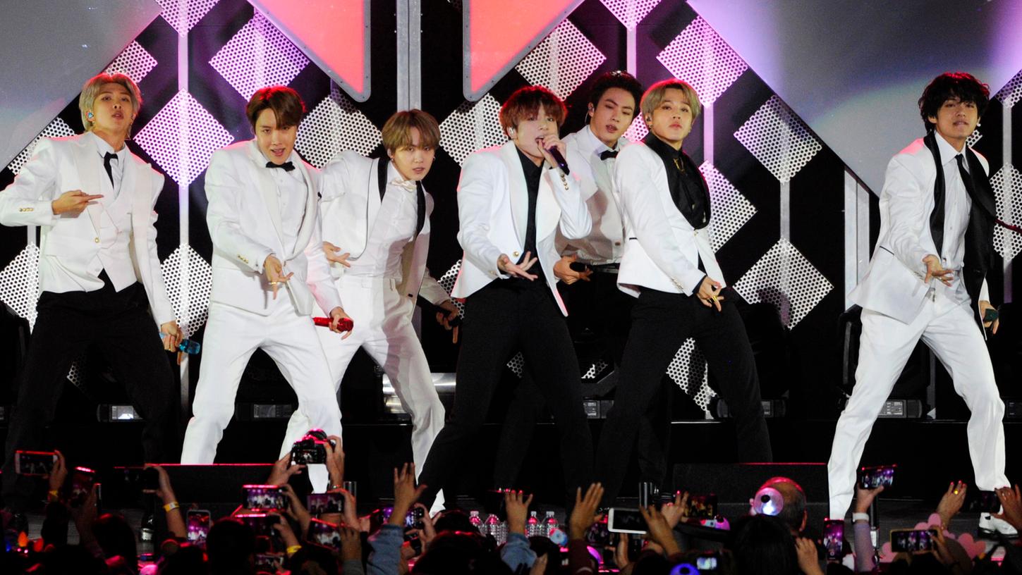 Die südkoreanische Boyband BTS tritt während des KIIS-FM Jingle Ball Konzertes auf.