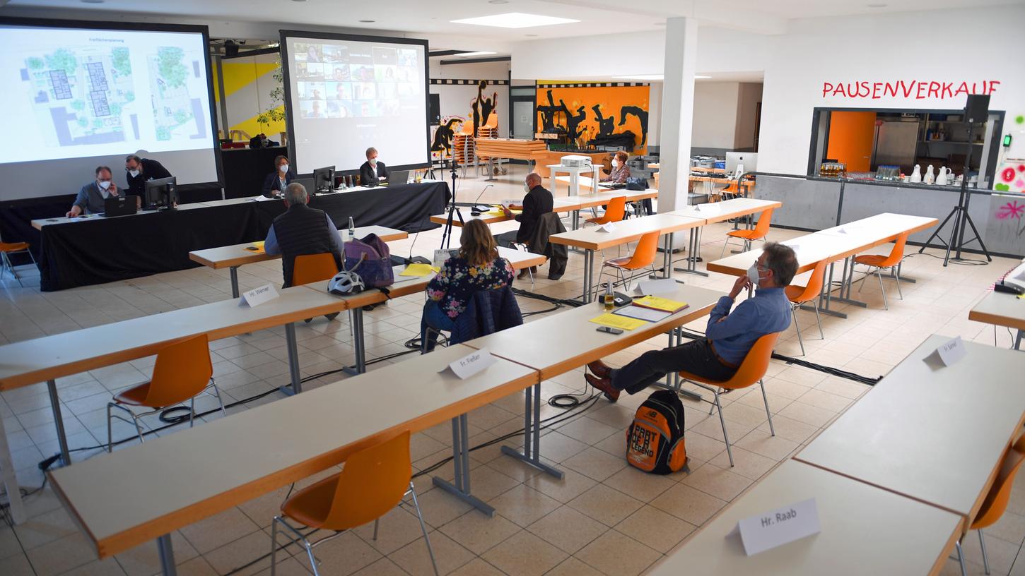 Digital zugeschaltet und über Beamer auf die Leinwand projiziert: In der Aula der Ritter-von-Traitteur-Schule fand kurz nach der historischen Stadtratssitzung die erste hybride Sitzung des Bauausschusses statt – und das ziemlich reibungslos. 