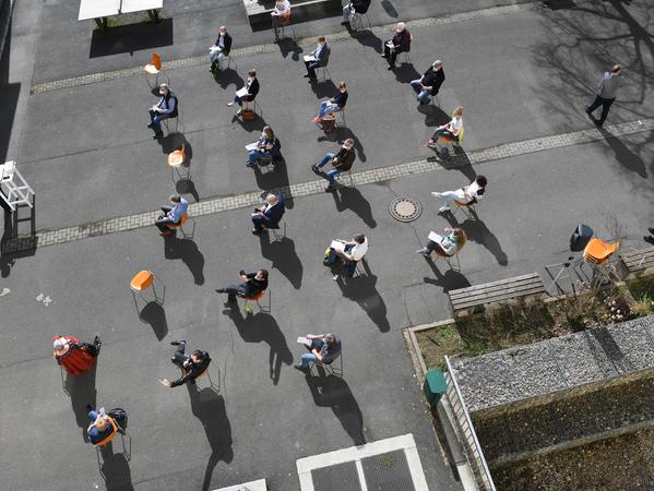 Kurz vor dem Ausschuss: Die erste Open-Air-Sitzung des Stadtrates.
Kurz vor dem Ausschuss: Die erste Open-Air-Sitzung des Stadtrates.