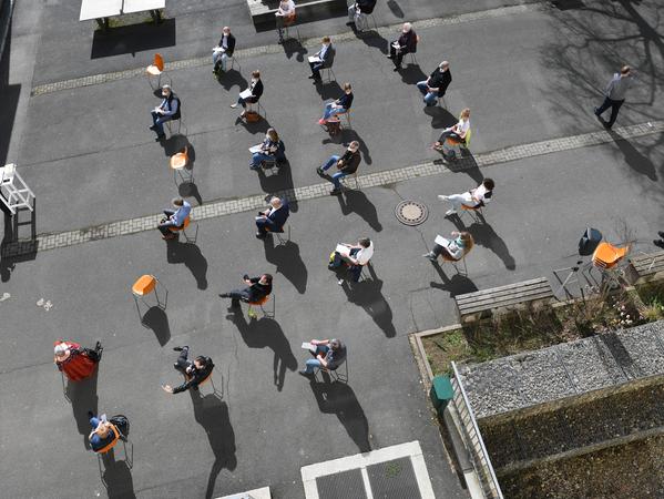 Kurz vor dem Ausschuss: Die erste Open-Air-Sitzung des Stadtrates.