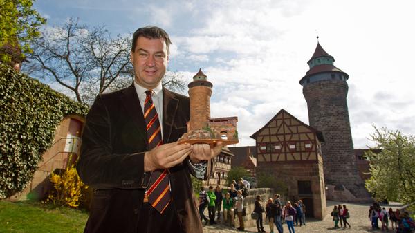 Markus Söder ist gebürtiger Nürnberger, er wuchs im Stadtteil Schweinau auf. Seine bereits verstorbenen Eltern betrieben ein Baugeschäft. Seine Heimatstadt voranzubringen hatte sich Söder schon sehr früh zum Ziel gesetzt.