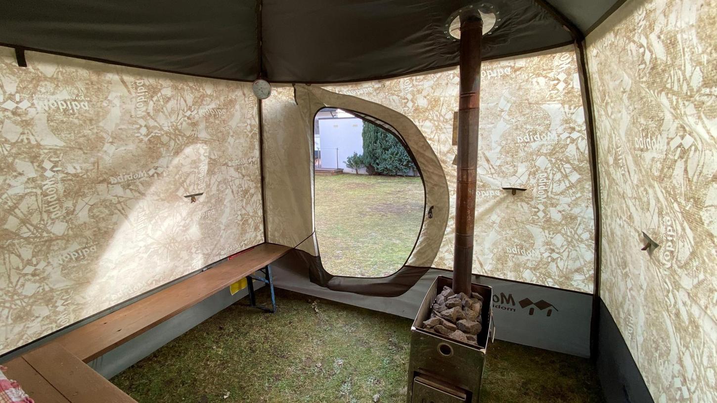 Das Zelt im Garten auf einer ebenen Fläche aufstellen, Ofen rein und schon bald kann das Schwitzen in der mobilen Heim-Sauna beginnen.