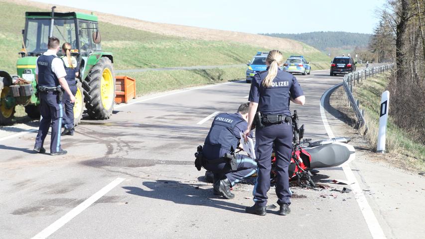Kreis Ansbach: Motorradfahrer prallt in Traktor und verletzt sich schwer