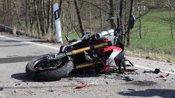 Motorradfahrer prallt gegen Traktor: 20-Jähriger schwer verletzt