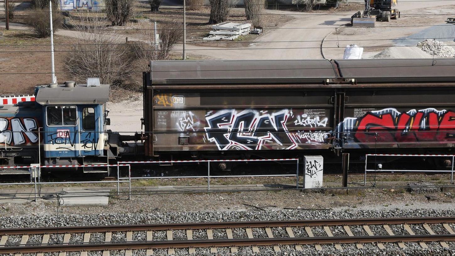 Immer wieder werden Züge und Bauten an Bahnhöfen mit Graffiti versehen - hier ein Foto aus Nürnberg. 